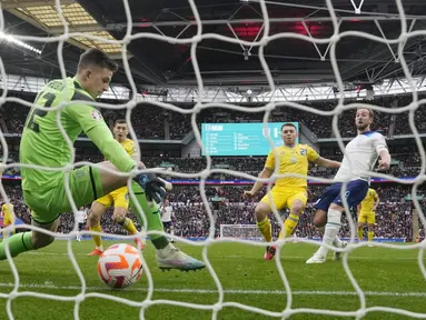 Pemain Inggris, Harry Kane, mencetak gol ke gawang Ukraina pada laga Kualifikasi Euro 2024 Grup C di Stadion Wembley, Minggu (26/3/2023). Inggris menang dengan skor 2-0. (AP Photo/Alastair Grant)