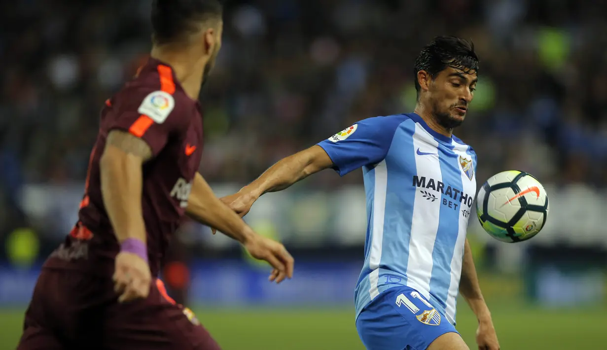 Gelandang Malaga, Chory Castro, mengontrol bola saat pertandingan melawan Barcelona pada laga La Liga di Stadion La Rosaleda, Sabtu (10/3/2018). Malaga takluk 0-2 dari Barcelona. (AFP/Stringer)