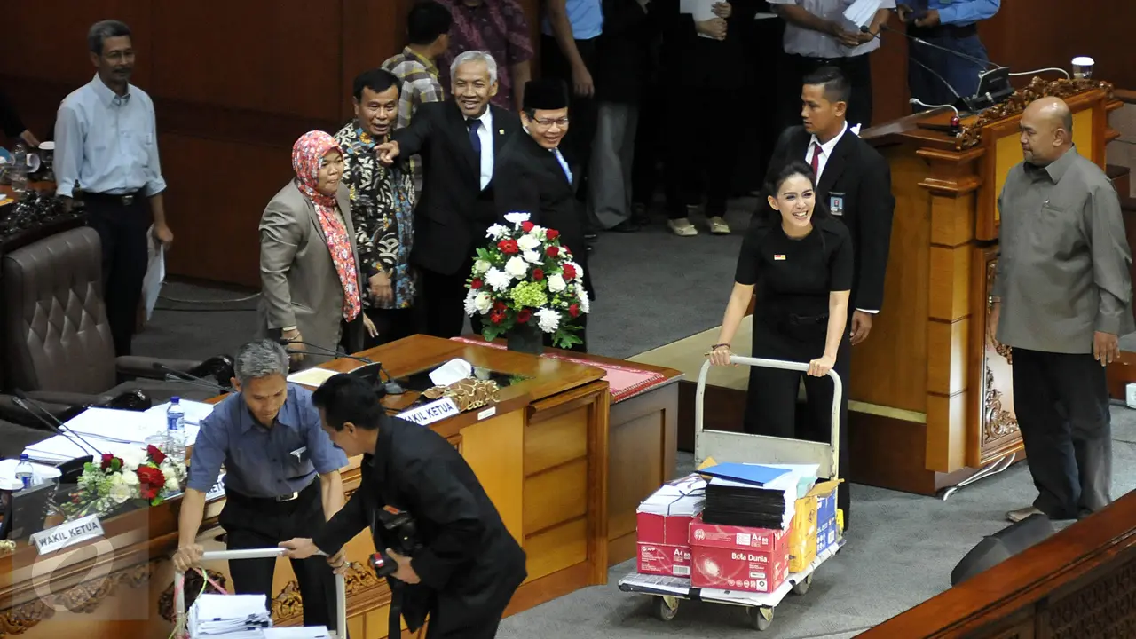 20151217- Rike Dyah Pitaloka Bawa Troli-Jakarta-Johan Tallo