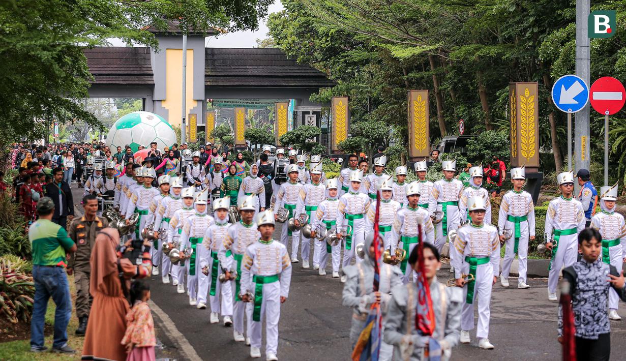Penampilan grup drum band lokal mengiringi kegiatan menggiring bola raksasa dalam rangkaian acara Trophy Experience menyambut Piala Dunia U-17 2023 di Plaza Upakarti, Soreang, Kabupaten Bandung, Minggu (22/10/2023) sore WIB. (Bola.com/Bagaskara Lazuardi)