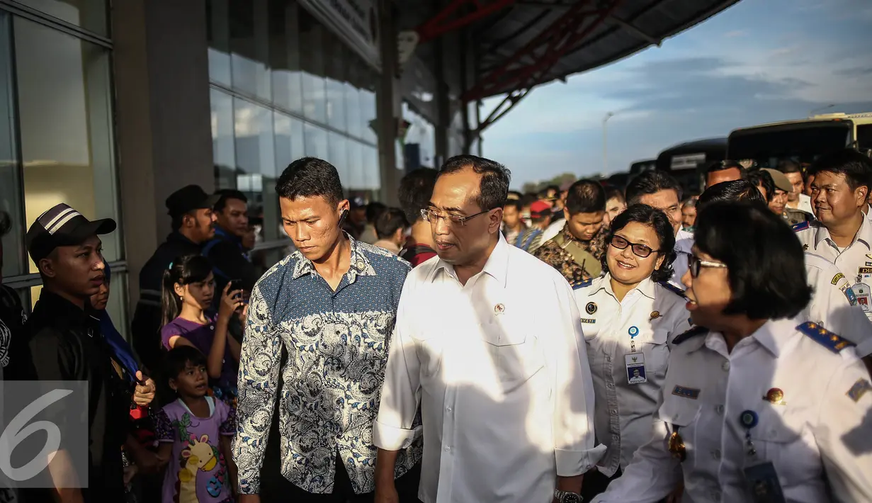 Menteri Perhubungan Budi Karya meninjau penumpang  terminal terpadu Pulogebang, Jakarta, Rabu (28/12). Perbaikan fasilitas di Terminal Pulogebang, Jakarta Timur hingga kini sudah mencapai 90 persen. (Liputan6.com/Faizal Fanani)