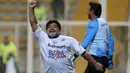 Mantan pemain Argentina, Diego Armando Maradona merayakan selebrasi usai mencetak gol pada laga amal untuk Perdamaian di Techo stadion, Bogota, Kolumbia (10/42015). (REUTERS/John Vizcaino)