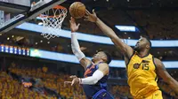 Forward Utah Jazz Derrick Favors (kanan) memblok tembakan bintang Oklahoma City Thunder Russell Westbrook pada play-off NBA di Vivint Smart Home Arena, Jumat (27/4/2018) atau Sabtu (28/4/2018) WIB. (AP Photo/Rick Bowmer)