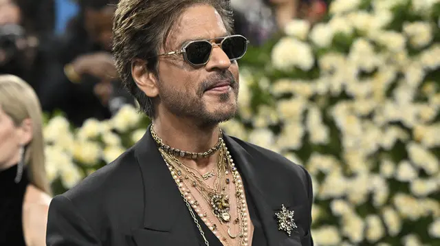Shah Rukh Khan di Met Gala 2025. (Evan Agostini/Invision/AP)
