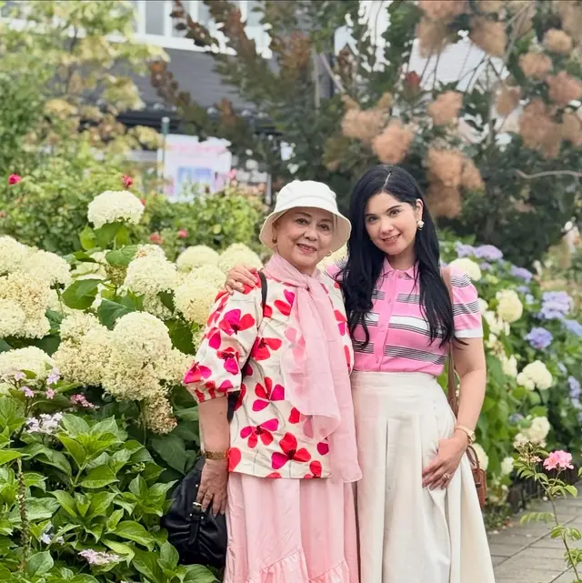 Jarang tersorot, ini 5 potret Yanni Mulyaningsih ibu Annisa Pohan awet muda di usia 71 tahun