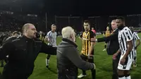 Pemilik klub Yunani, Ivan Savvidis, tiba-tiba masuk ke dalam lapangan dan mengancam wasit dengan pistol setelah gol klubnya dianulir. (AFP)