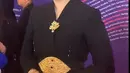 Chelsea Islan tak kalah memesona dalam balutan kebaya janggan yang dipadukan beberapa aksesori emas yang menambah impresi emas. Kebaya-nya kemudian dipaduan dengan songket warna silver dan rok layer.