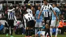Aksi Diving Samir Nasri membuahkan kartu kuning bagi Mapou Yanga-Mbiwa pada pertandingan sepak bola Liga Inggris antara Newcastle United vs Manchester City di St James 'Park, Newcastle upon Tyne (12/01/14). (AFP/Ian Macnicol)
