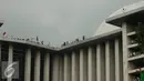 Peserta aksi 112 memadati kawasan sekitar Masjid Istiqlal, Jakarta, Sabtu (11/2). Kegiatan aksi 112 ini digelar di Masjid Istiqlal dengan agenda zikir dan tausiyah nasional. (Liputan6.com/Herman Zakharia)