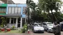Seorang pria mengambil gambar bangunan yang berdiri di atas saluran air di Kemang Utara, Jakarta, Rabu (17/11/2021). Wakil Gubernur DKI Ahmad Riza Patria menegaskan pendirian kafe maupun bangunan lainnya harus mengantongi izin sekaligus memenuhi prinsip tata ruang. (Liputan6.com/Herman Zakharia)
