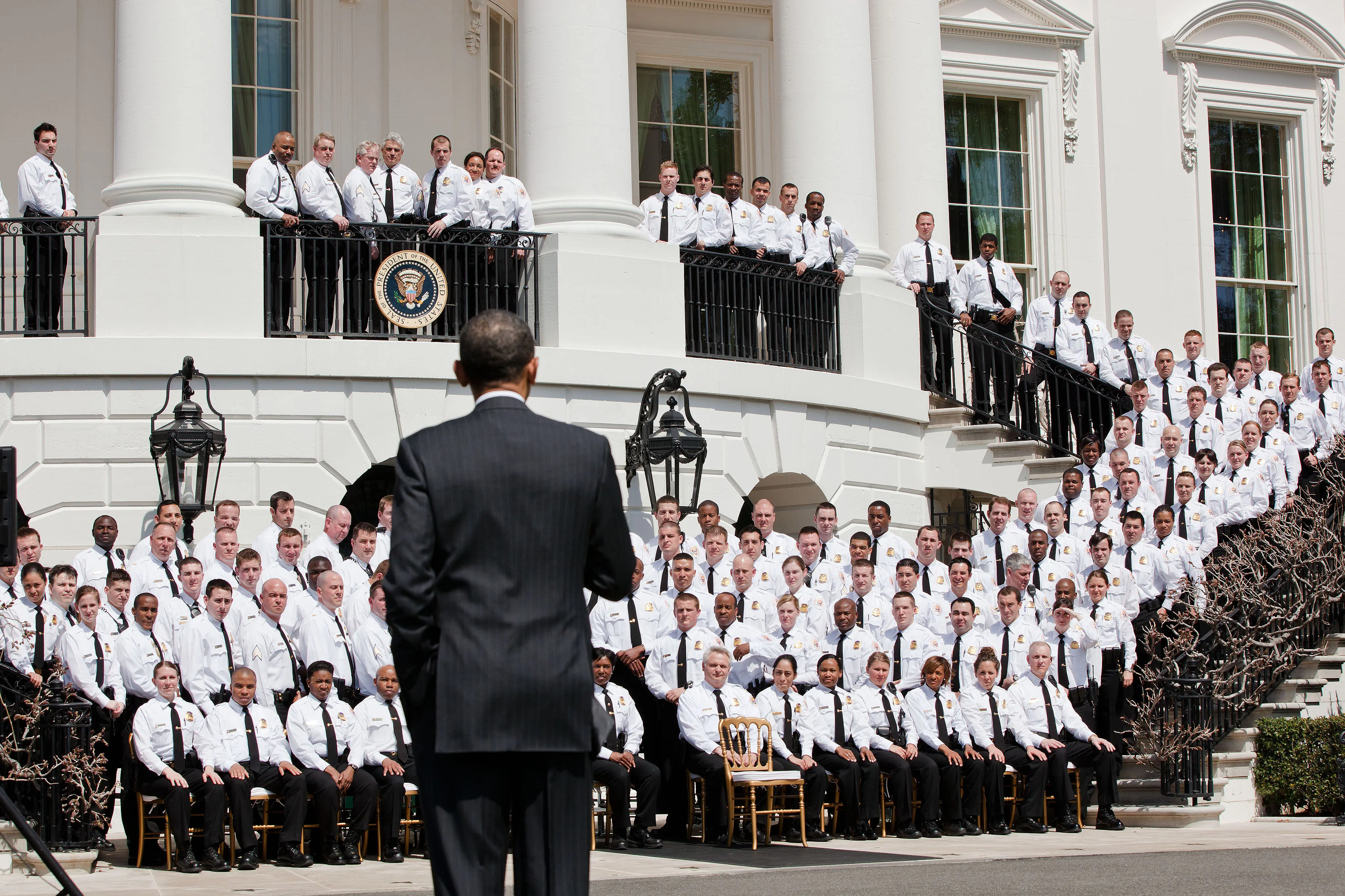 United States Secret Service Uniformed Division bersama Presiden Barack Obama (membelakangi kamera) (Wikimedia Commons)