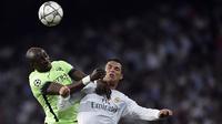Bintang Real Madrid, Cristiano Ronaldo, duel udara dengan bek Manchester City, Eliaquim Mangala, pada laga leg kedua Liga Champions. Pada partai final Madrid akan bertemu rival sekotanya Atletico Madrid. (AFP/Javier Soriano)