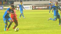 Striker Persib, Zulham Zamrun (kiri) berusaha menguasai bola dari kawalan para pemain Persis Solo. (Bola.com/Vincentius Atmaja)