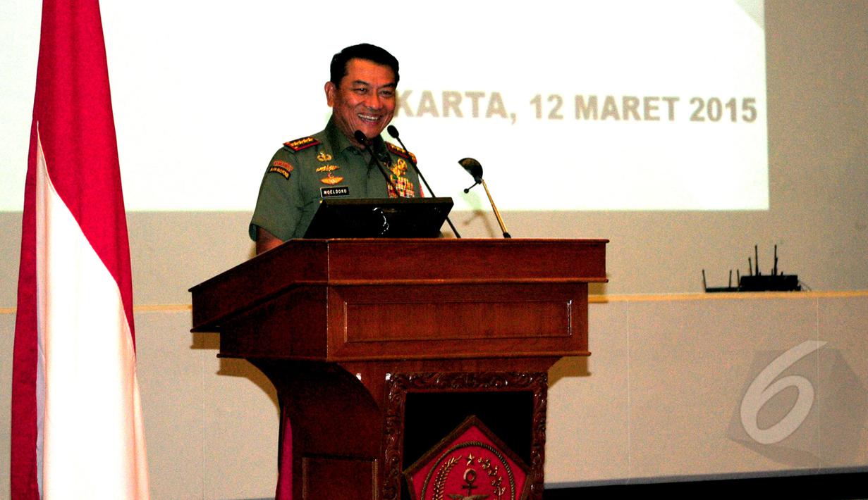 Panglima TNI Moeldoko membuka acara talk show dengan tema 'TNI Mendengar’ di Markas Besar TNI, Jakarta, Kamis (12/3/2015). Program TNI mendengar mengangkat tema ketahanan di bidang energi dengan berbagai permasalahannya. (Liputan6.com/Yoppy Renato)