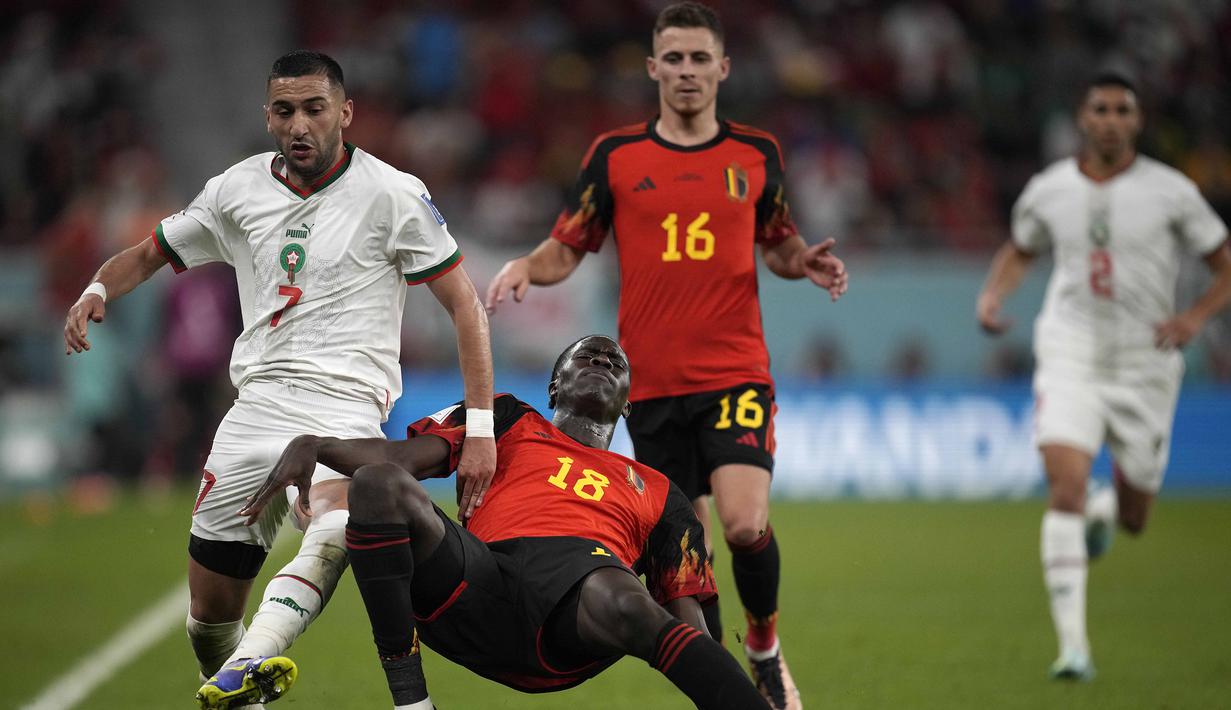 Lima menit babak kedua berjalan, Hakim Ziyech nyaris membuat Maroko memimpin jika saja tendangannya tidak mampu diselamatkan Thibaut Courtois. (AP/Christophe Ena)