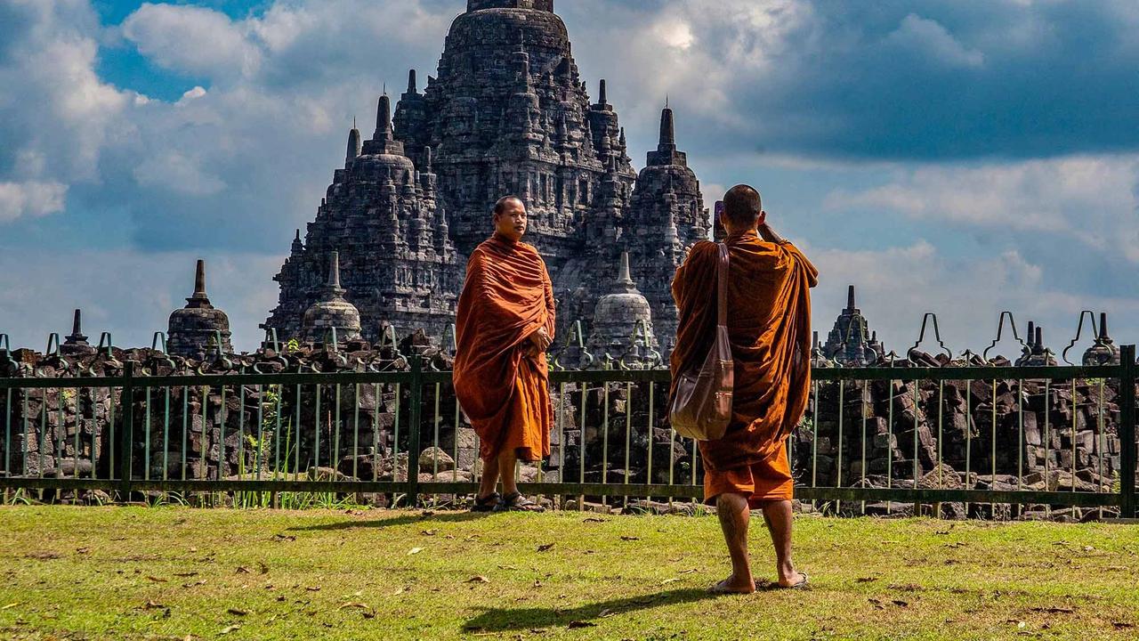 FOTO: Biksu Thudong Tiba di Candi Sewu Sambut Tri Suci Waisak 2026