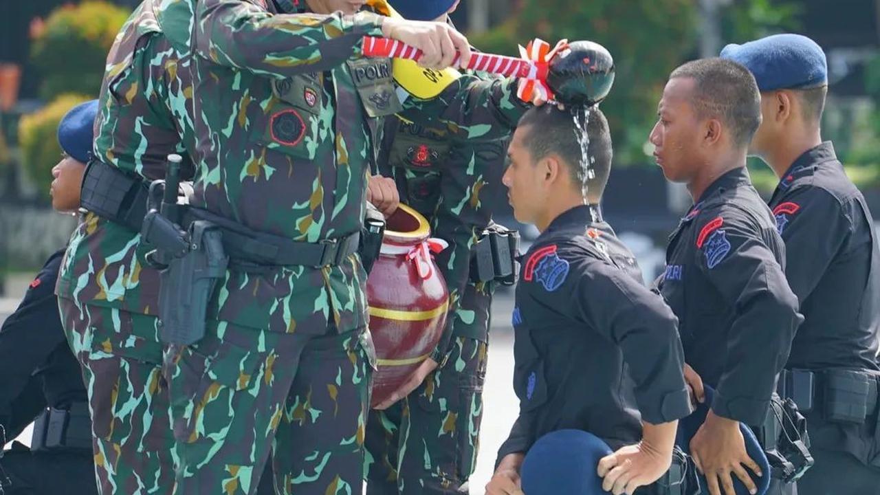 Tradisi siraman ini sendiri melambangkan penyucian diri. Bukan hanya itu, tradisi ini juga menggambarkan kesiapan para personel dalam melaksanakan tugas dengan tulus dan Ikhlas. <br>
