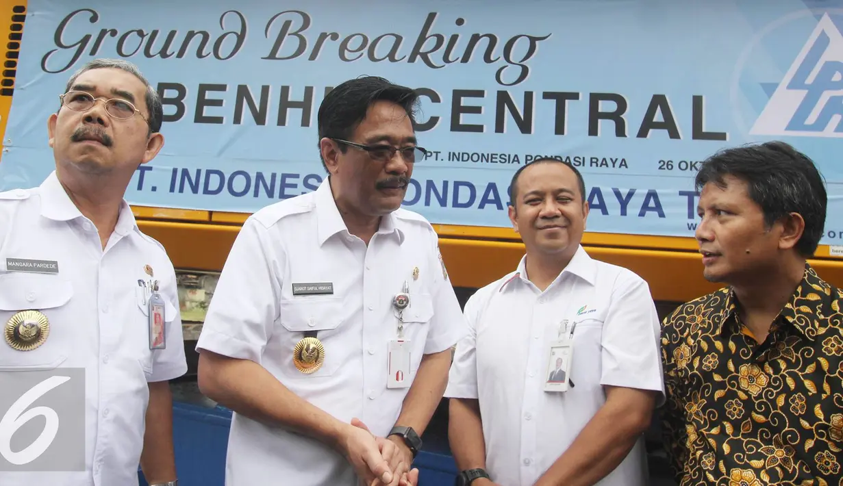 Wagub DKI Jakarta Djarot Saiful Hidayat (kedua kiri) mendengarkan penjelasan terkait groundbreaking Pasar Bendungan Hilir di Jakarta, Rabu (26/10). Pasar tersebut akan menggunakan konsep modern dengan beberapa bangunan. (Liputan6.com/Immanuel Antonius)