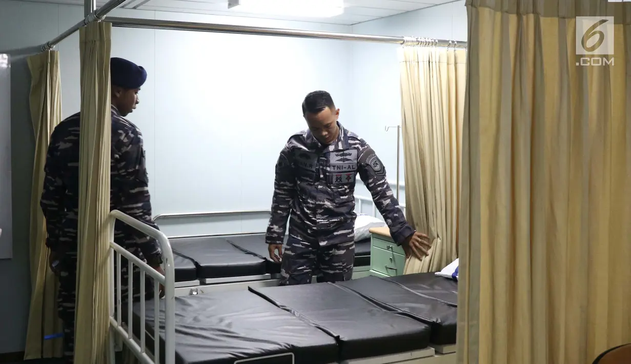 Awak KRI Semarang-594 mengecek ruang tindakan medis, Jakarta, Jumat (15/3). Kapal perang rumah sakit ini dilengkapi dengan landing platform dock (LPD) dan untuk memperkuat Unsur Satfib Komando Armada (Koarmada) I TNI AL. (Liputan6.com/Helmi Fithriansyah)
