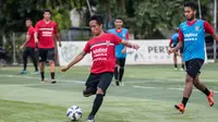 Gelandang Bali United, I Gede Sukadana, bersiap mengumpan bola saat latihan di Lapangan Pertamina, Simprug, Jakarta, Rabu (6/4/2016). Latihan ini merupakan persiapan jelang Trofeo Persija, Sabtu (9/4/2016) nanti. (Bola.com/Vitalis Yogi Trisna)