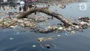 Sebanyak 500 personel dari tim gabungan lingkungan Hidup DKI Jakarta, Sudin Kepulauan Seribu, UPK Badan Air membersihkan tumpukan sampah di daratan laut. (merdeka.com/Imam Buhori)