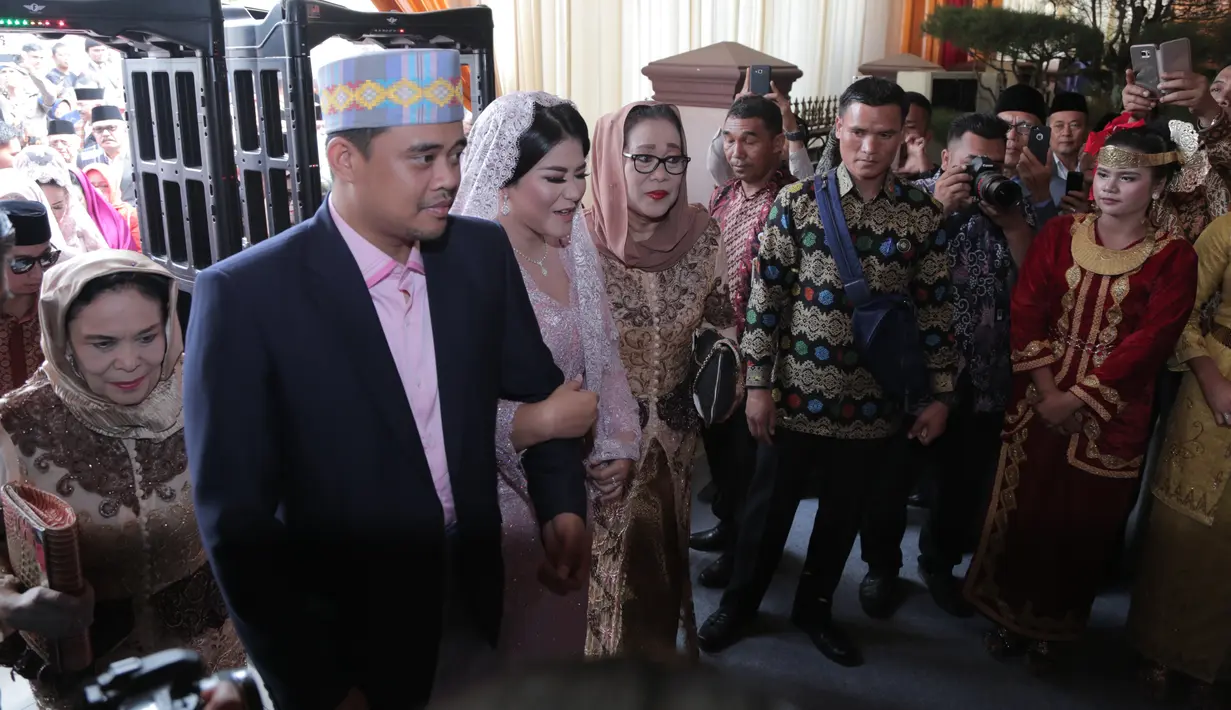 Dari pantauan di seputar lokasi, prosesi adat anak Jokowi itu juga disambut oleh warga sekitar. Masyarakat sekitar berbondong-bondong mendekati area tempat berlangsung. Tidak sedikit warga yang mengaku bangga. (Deki Prayoga/Bintang.com)