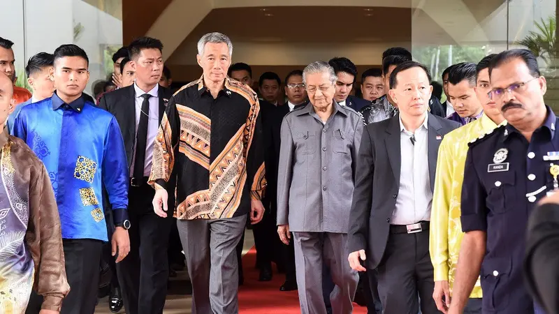 Perdana Menteri Singapura Lee Hsien Loong (kiri) dan rekannya dari Malaysia Mahathir Mohammad (kanan) bertemu di Putra Jaya (AFP)