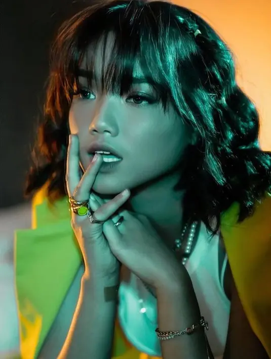 Dalam balutan blazer berwarna kuning dan rambut terurai yang dibuat bergelombang membuat penampilan Fuji semakin menawan. (Instagram/Fuji_an).