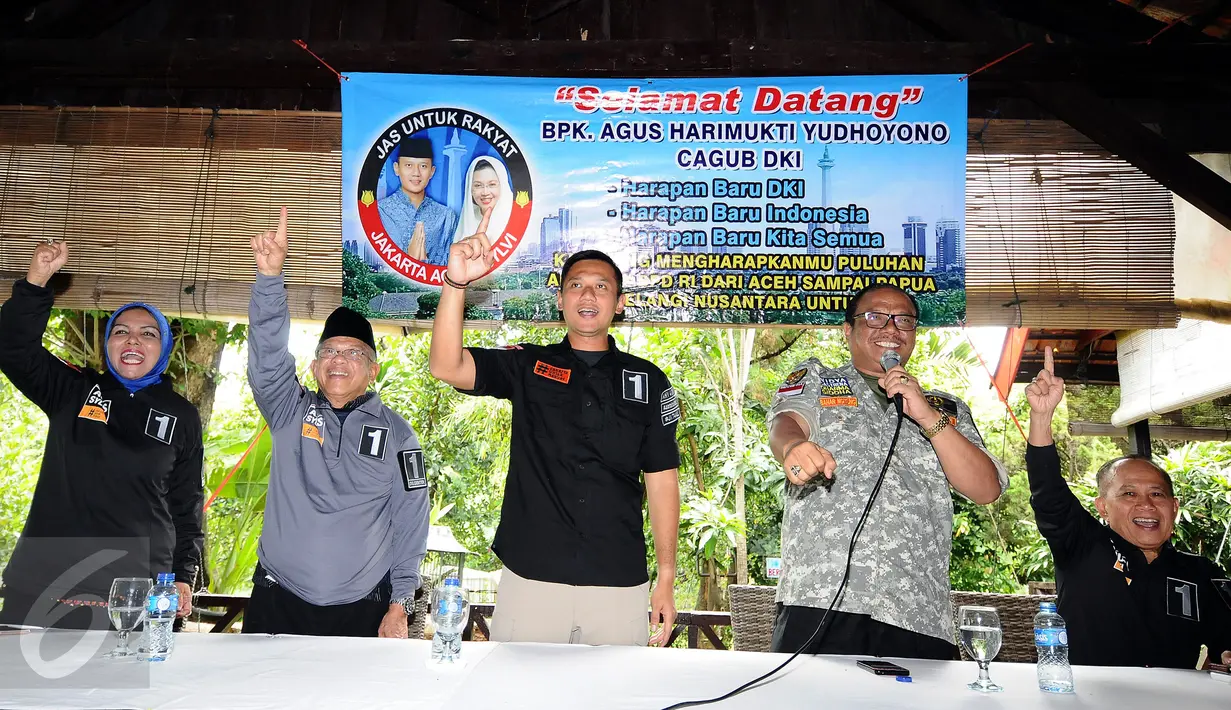 Cagub DKI Jakarta, Agus Harimurti Yudhoyono (AHY- tengah) berfoto bersama anggota DPD RI usai pertemuan di Jakarta, Selasa (24/1). Selain bertemu, AHY juga menyimak masukan dari para anggota DPD RI tersebut. (Liputan6.com/Helmi Fithriansyah)