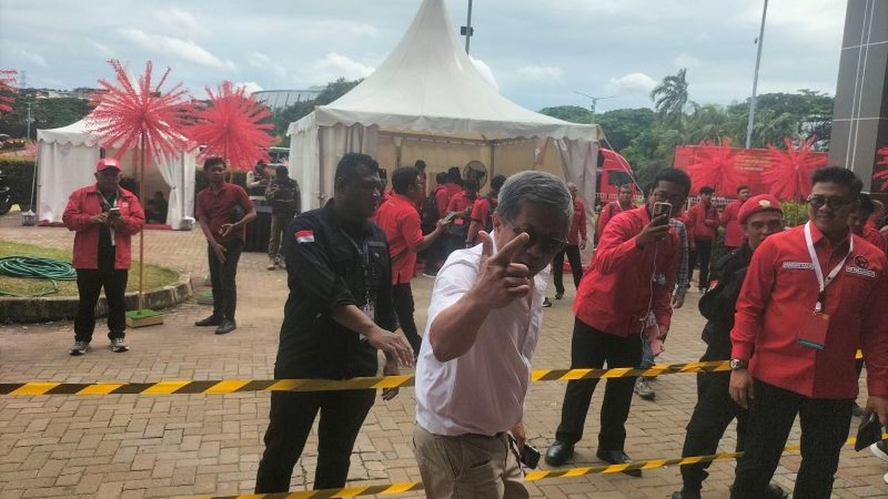 Hasto hingga Rocky Gerung Hadiri Rakernas PDI Perjuangan di Ancol