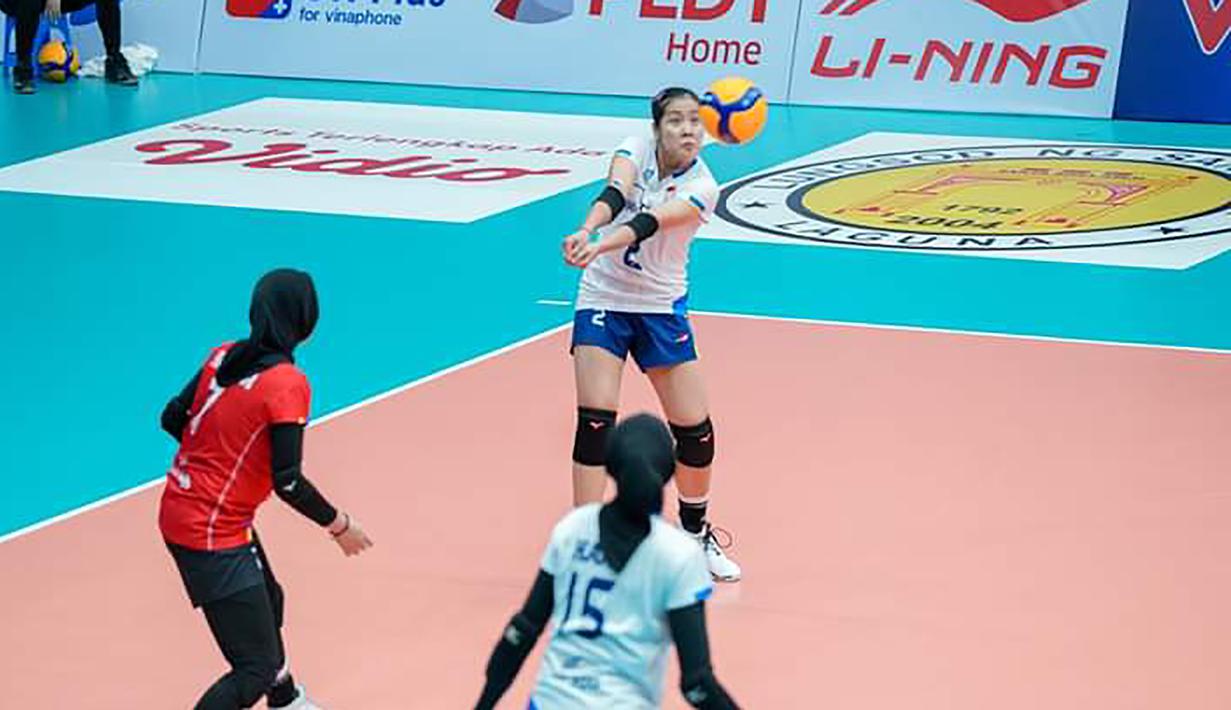 <p>Pemain Timnas bola voli putri Indonesia, Ratri Wulandari berusaha mengembalikan bola saat menghadapi Vietnam pada laga putaran pertama SEA V League 2023 di Vinh Phuc Gymnasium, Hanoi, Vietnam, Sabtu (5/8/2023). Indonesia kalah 1-3 (20-25, 17-25, 25-23, 18-25) dari Vietnam. (Dok. SEA V League 2023)</p>