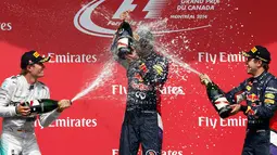 Bersama Nico Rosberg (kiri) dan Sebastian Vettel, Daniel Ricciardo (tengah) melakukan selebrasi kemenangan di ajang balap Formula Satu di Sirkuit Gilles Villeneuve, Montreal,(8/6/2014). (REUTERS/Chris Wattie)