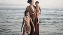 Lihat potret menawan lainnya dari Sabai. Berpose bersama kedua anaknya di pantai, Sabai terlihat menawan mengenakan jumpsuit flowy berwarna cokelat. Foto: Instagram.
