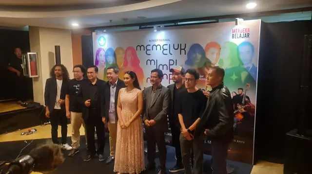 Segenap tim dari Titimangsa dan SMKN 2 Kasihan dalam produksi konser musikal 'Memeluk Mimpi-Mimpi'. (dok. Liputan6.com/Rusmia Nely)