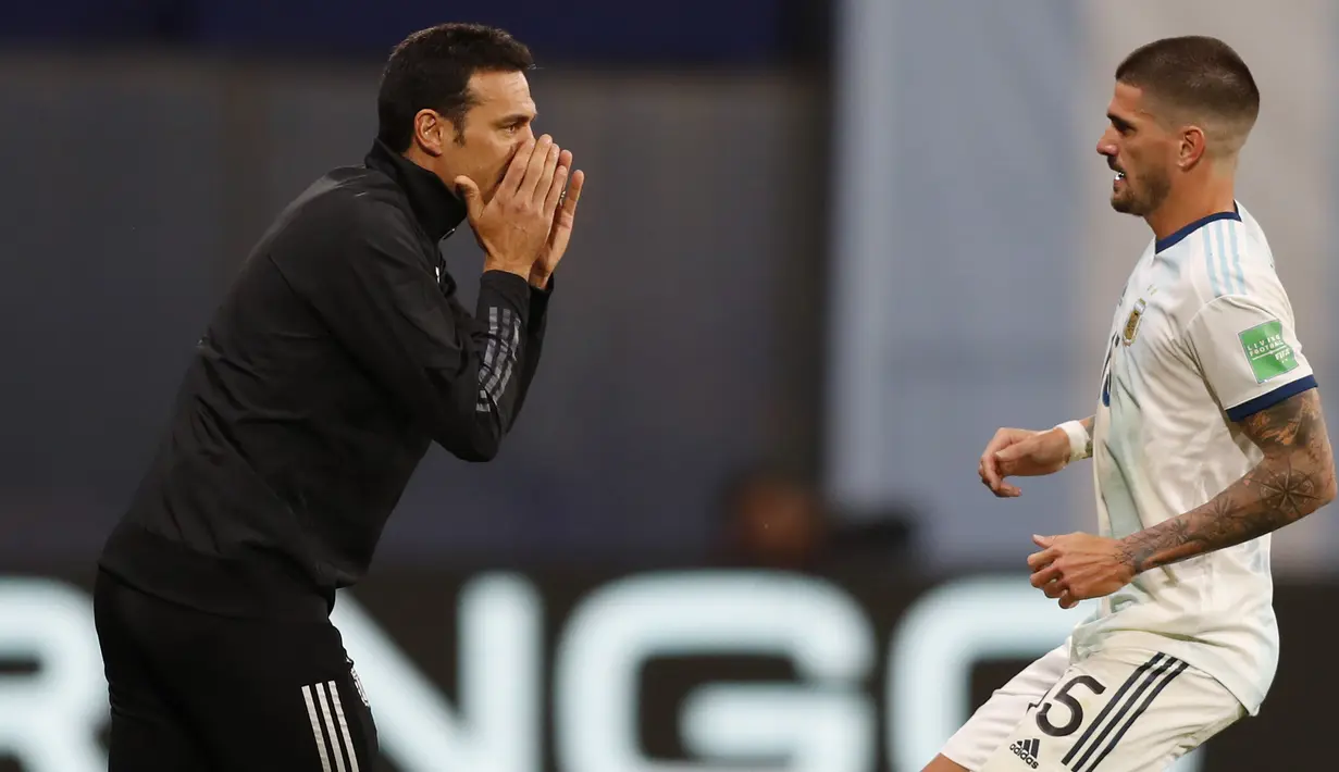 Pelatih Argentina, Lionel Scaloni, memberikan arahan kepada Rodrigo De Paul saat menghadapi Ekuador pada laga kualifikasi Piala Dunia 2022 di Stadion Bombonera, Jumat (9/10/2020) pagi WIB. Argentina menang 1-0 atas Ekuador. (AFP/Agustin Marcarian/pool)