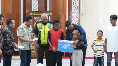 Pelindo Regional 2 Serahkan 40 Beasiswa Pelindo Juara untuk Anak Pekerja Berprestasi