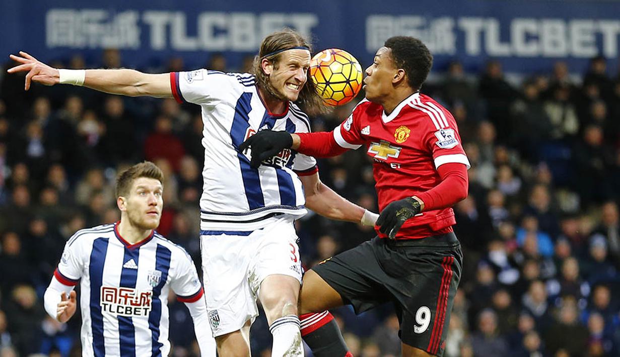 Penyerang Manchester United, Anthony Martial, duel udara dengan bek West Bromwich Albion, Jonas Olsson. Pada laga itu MU menguasai jalannya pertandingan dengan penguasaan bola 52 persen. (Reuters/Darren Staples)