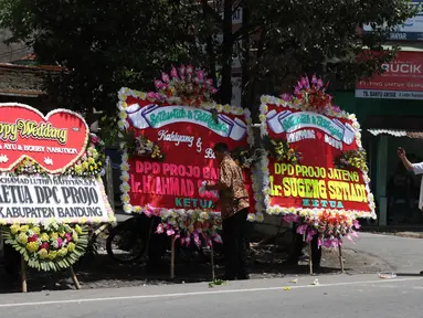 Sejumlah karangan bunga untuk pernikahan Kahiyang-Bobby menghiasi di sepanjang jalan menuju Gedung Graha Saba di Solo, Senin (6/11). Pernikahan putri Presiden Joko Widodo tersebut akan berlangsung pada Rabu (8/11) esok. (Liputan6.com/Angga Yuniar)