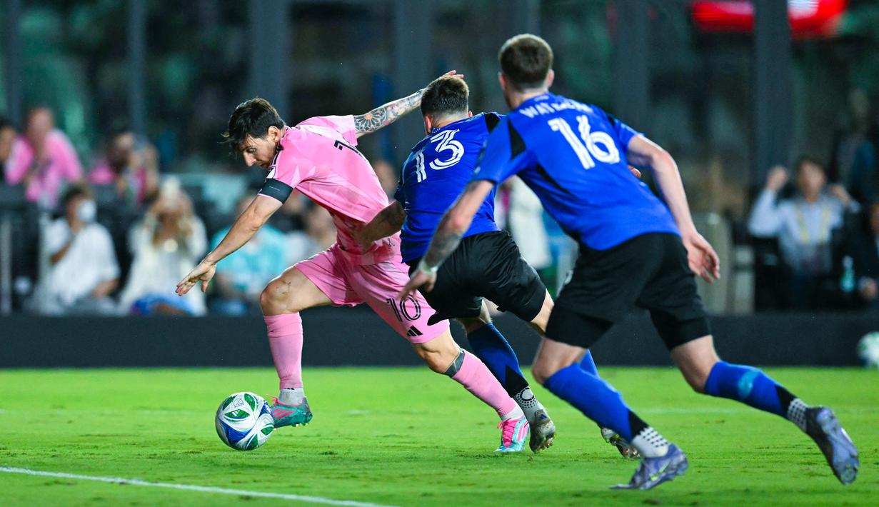 Pemain Inter Miami, Lionel Messi, berusaha melewati pemain CF Montreal dalam lanjutan Major League Soccer (MLS) 2025 di di Fort Lauderdale, Kamis (29/5/2025). (AFP/Chandan Khanna)