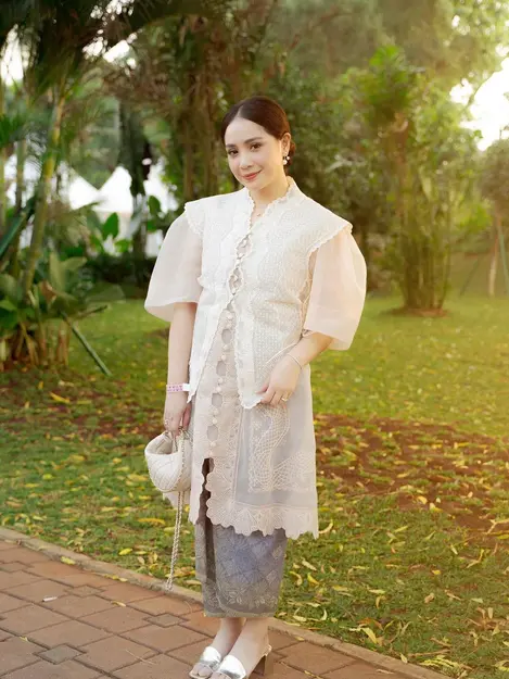 Tampil Cantik Berkebaya Putih, Harga Outfit Nagita Slavina ke Istana Negara  Bisa untuk Biaya Resepsi Pernikahan - Entertainment Fimela.com