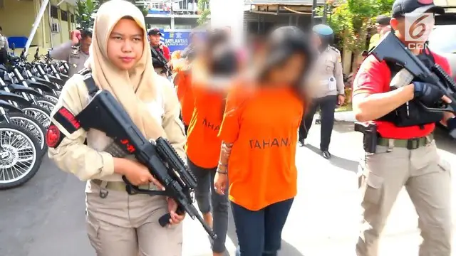 Polisi menangkap tiga orang wanita dalam geng motor yang melakuka penjarahan toko pakaian di Depok.