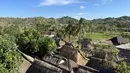 Pemandangan Desa Sade dilihat dari atas ketinggian rumah panggung. (Bola.com/Iqri Widya)