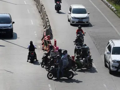 Sejumlah kendaraan melawan arah di kawasan Petukangan, Jakarta, Senin (18/6). Banyak pengendara mengabaikan keselamatan berlalu lintas di momen libur Lebaran dengan melawan arah hingga tidak mengenakan helm saat berkendara. (Liputan6.com/Angga Yuniar)