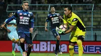 Cristian Gonzales saat berhadapan dengan Choirul Huda. (Bola.com/Iwan Setiawan)