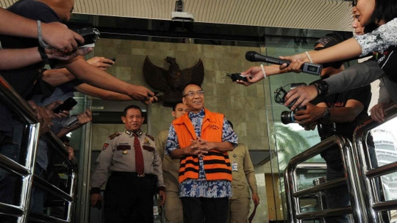 Usai diperiksa KPK, Jero Wacik umbar senyuman