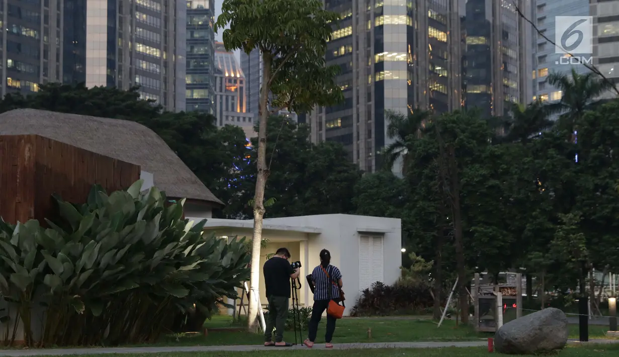 Warga menyalurkan hobi fotografi di area Hutan Kota Gelora Bung Karno, Jakarta, Kamis (20/6/2019). Sore hari banyak warga memanfaat waktu luang dengan berolahraga dan menyalurkan hobi fotografi di area Hutan Kota Gelora Bung Karno. (Liputan6.com/Helmi Fithriansyah)