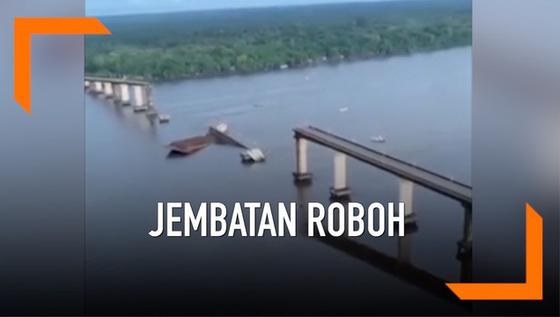 VIDEO: Jembatan Roboh Ditabrak Kapal, Dua Mobil Masuk Sungai