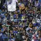 Suporter Arema FC, Aremania, memberikan dukungan saat melawan Bhayangkara FC pada laga perempat final Piala Presiden 2019 di Stadion Patriot, Bekasi, Sabtu (30/3). Bhayangkara kalah 0-4 dari Arema. (Bola.com/Yoppy Renato)