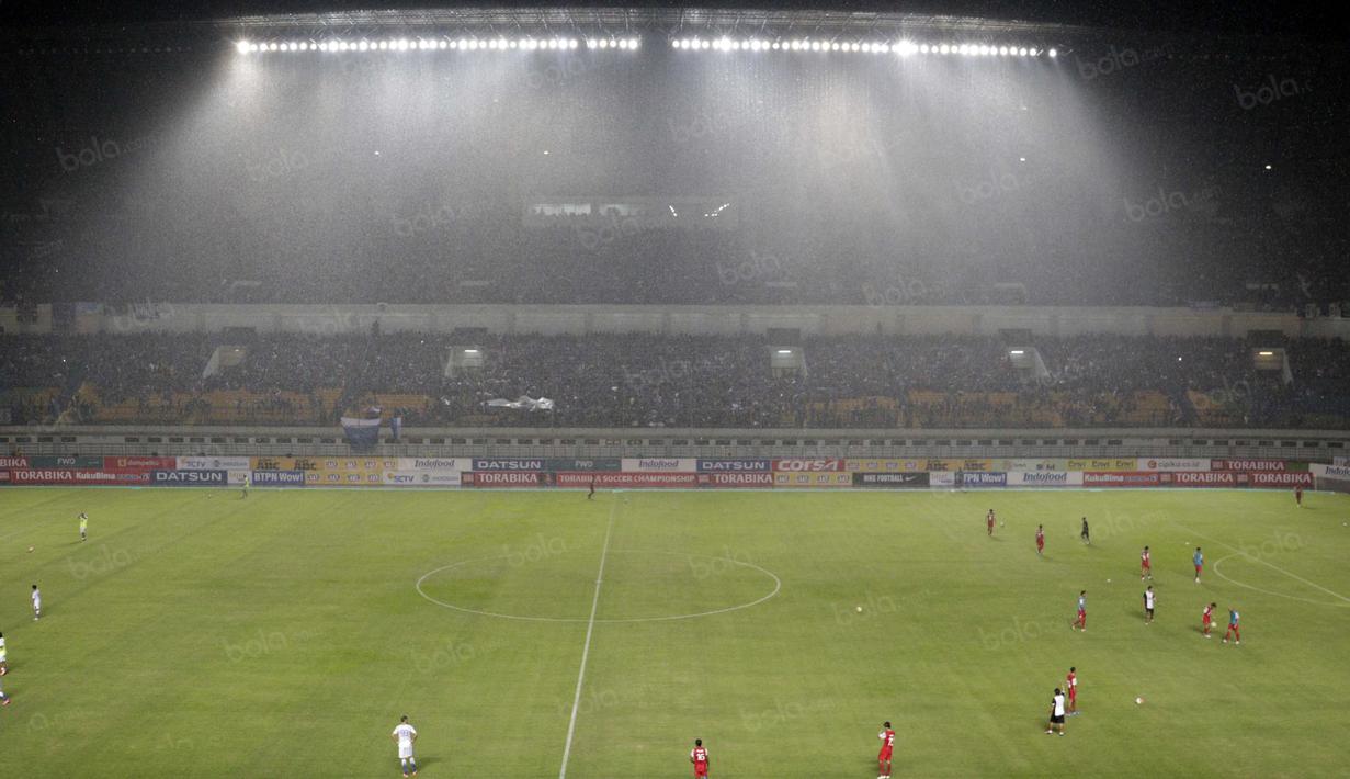 Hujan stadion saat Persib Bandung melawan PSM Makassar pada laga Torabika SC 2016 di Stadion Gelora Bandung Lautan Api, Sabtu (2/7/2016). (Bola.com/Nicklas Hanoatubun)