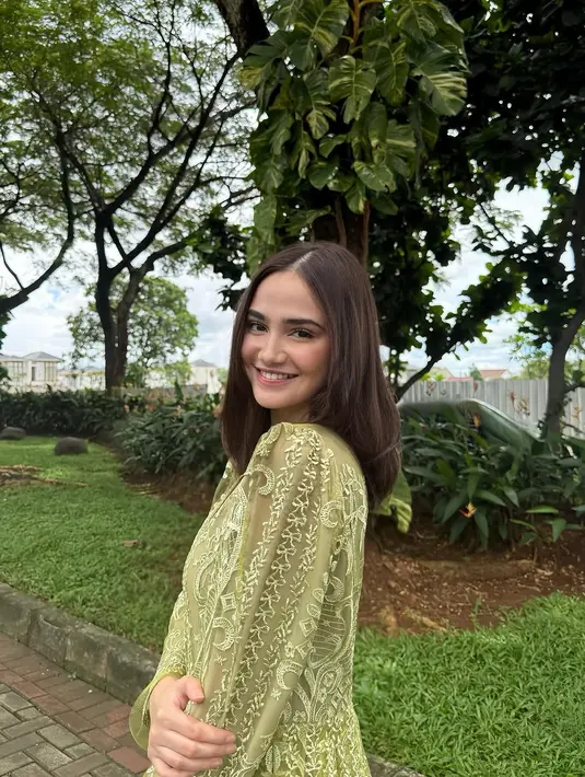 dengan aksen bordir pada bahan yang digunakan berhasil hadirkan pesona yang manis. (Foto: Instagram/ Syifa Hadju)